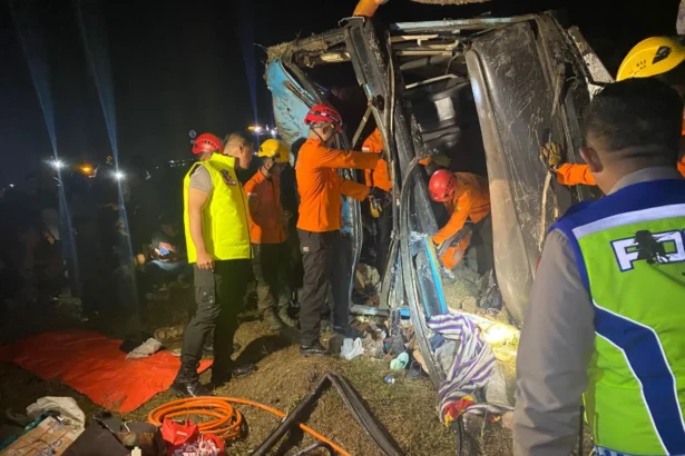 Kondisi bus PO Zentrum MK usai kecelakaan di Tol Pejagan–Pemalang pada Selasa malam, 17 Maret 2026. (Foto: Humas Polres Brebes)