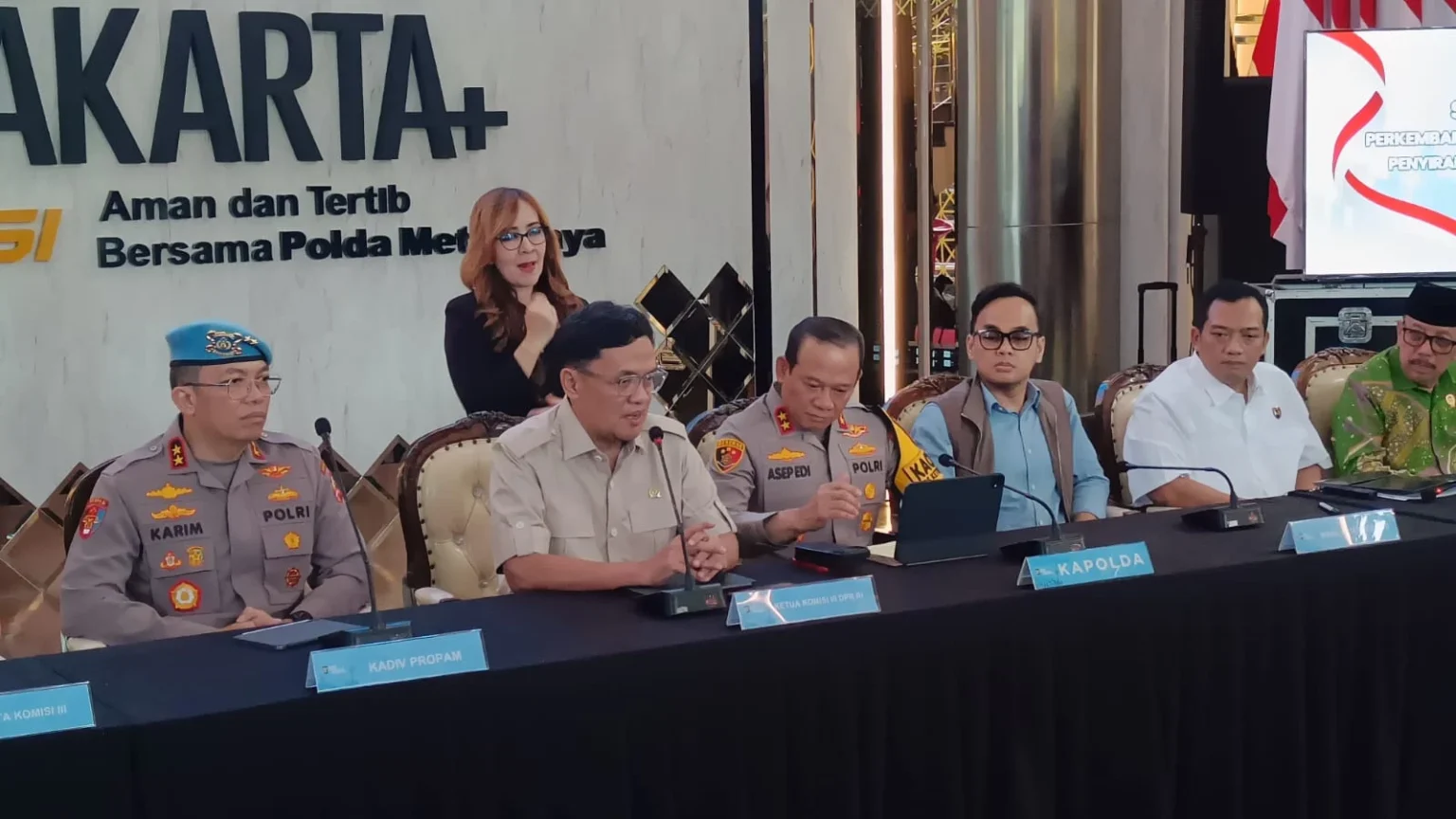 Ketua Komisi III DPR RI, Habiburokhman (tengah)