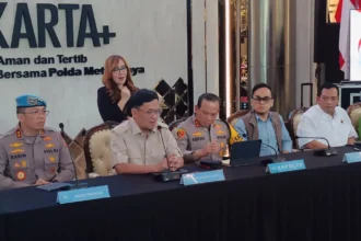 Ketua Komisi III DPR RI, Habiburokhman (tengah)