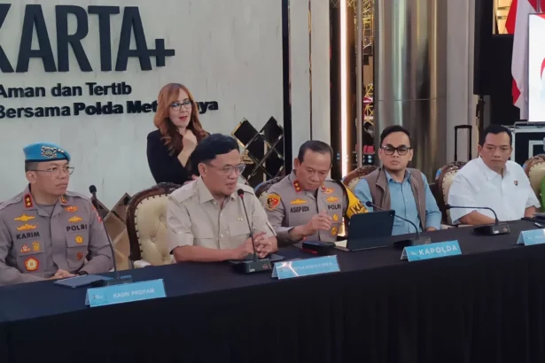 Ketua Komisi III DPR RI, Habiburokhman (tengah)