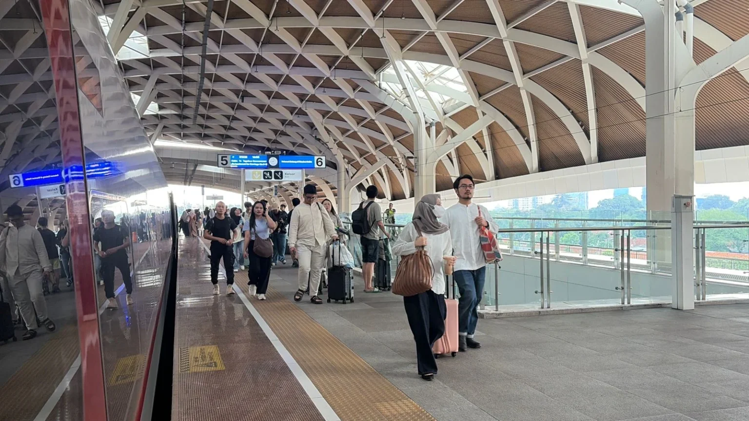 KCIC mencatat terjadi lonjakan pembelian tiket kereta Whoosh pada H+2 Lebaran 2026