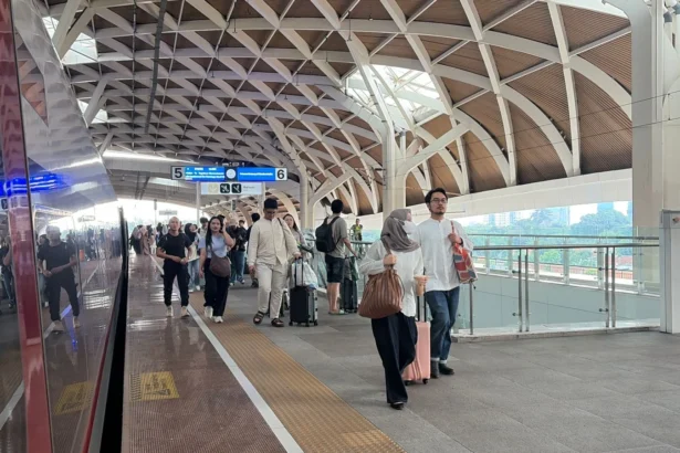 KCIC mencatat terjadi lonjakan pembelian tiket kereta Whoosh pada H+2 Lebaran 2026