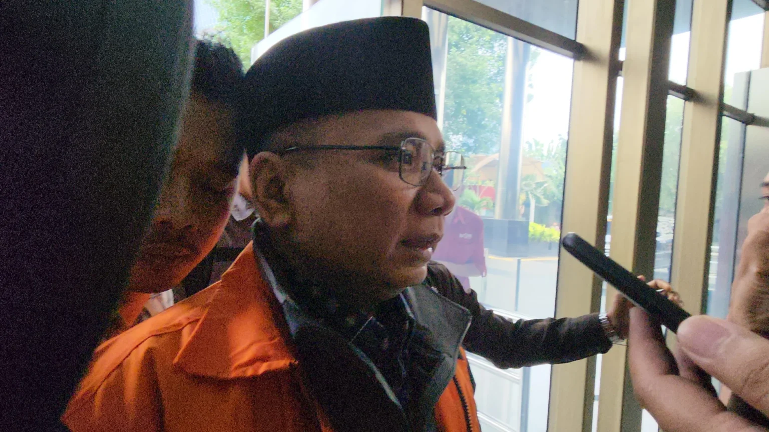 Penampilan Eks Menag Yaqut saat akan ditahan kembali di rutan KPK.