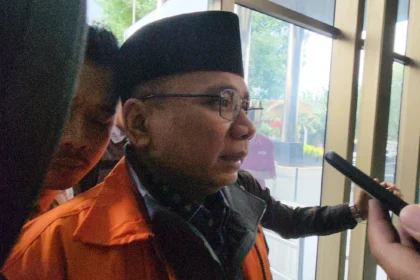 Penampilan Eks Menag Yaqut saat akan ditahan kembali di rutan KPK.