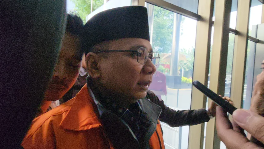 Penampilan Eks Menag Yaqut saat akan ditahan kembali di rutan KPK.