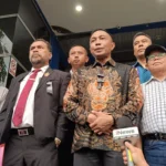 Keluarga Ermanto Usman didampingi kuasa hukum Dharma Pongrekun melaporkan ulang kasus kematian Ermanto ke Polda Metro Jaya dengan dugaan pembunuhan berencana
