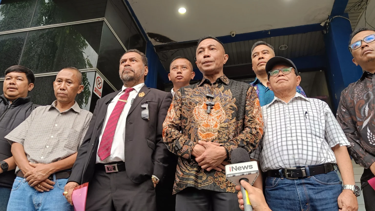 Keluarga Ermanto Usman didampingi kuasa hukum Dharma Pongrekun melaporkan ulang kasus kematian Ermanto ke Polda Metro Jaya dengan dugaan pembunuhan berencana