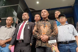 Keluarga Ermanto Usman didampingi kuasa hukum Dharma Pongrekun melaporkan ulang kasus kematian Ermanto ke Polda Metro Jaya dengan dugaan pembunuhan berencana