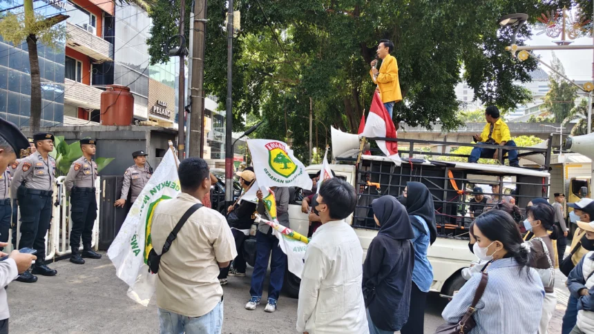 Gerakan Mahasiswa Kosgoro atau Gema Kosgoro Gelar Aksi Demo.