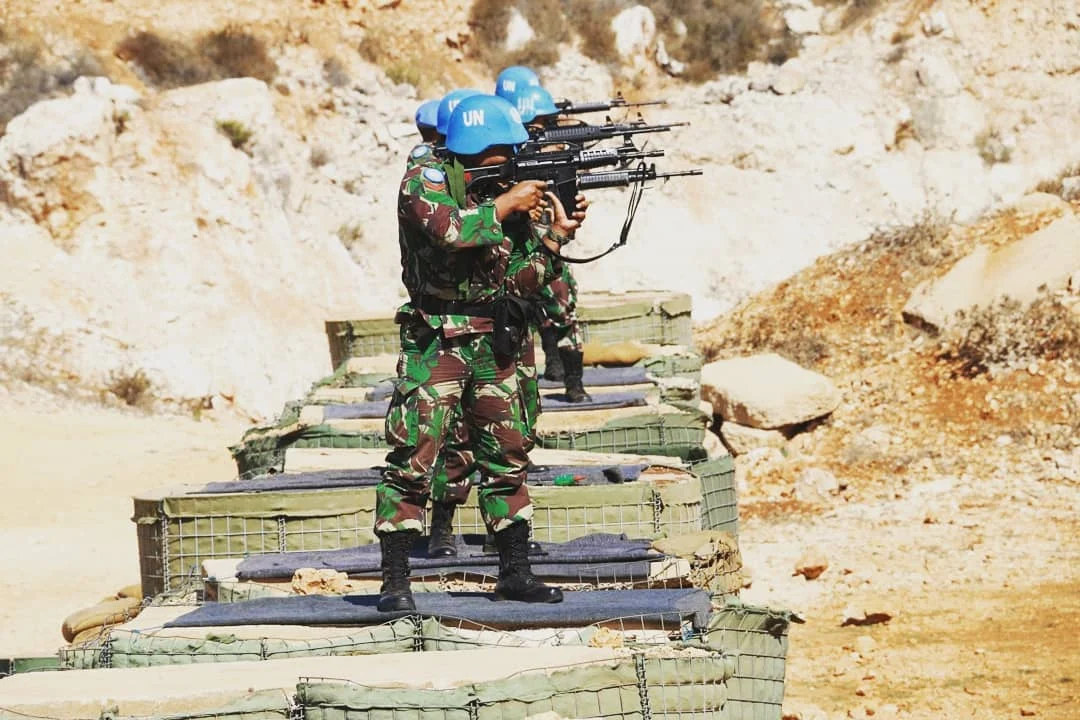 Satgas Indobatt XXIII-L Kontingan Garuda UNIFIL Latihan Menembak. (Sumber: IG @indobatt23_l)
