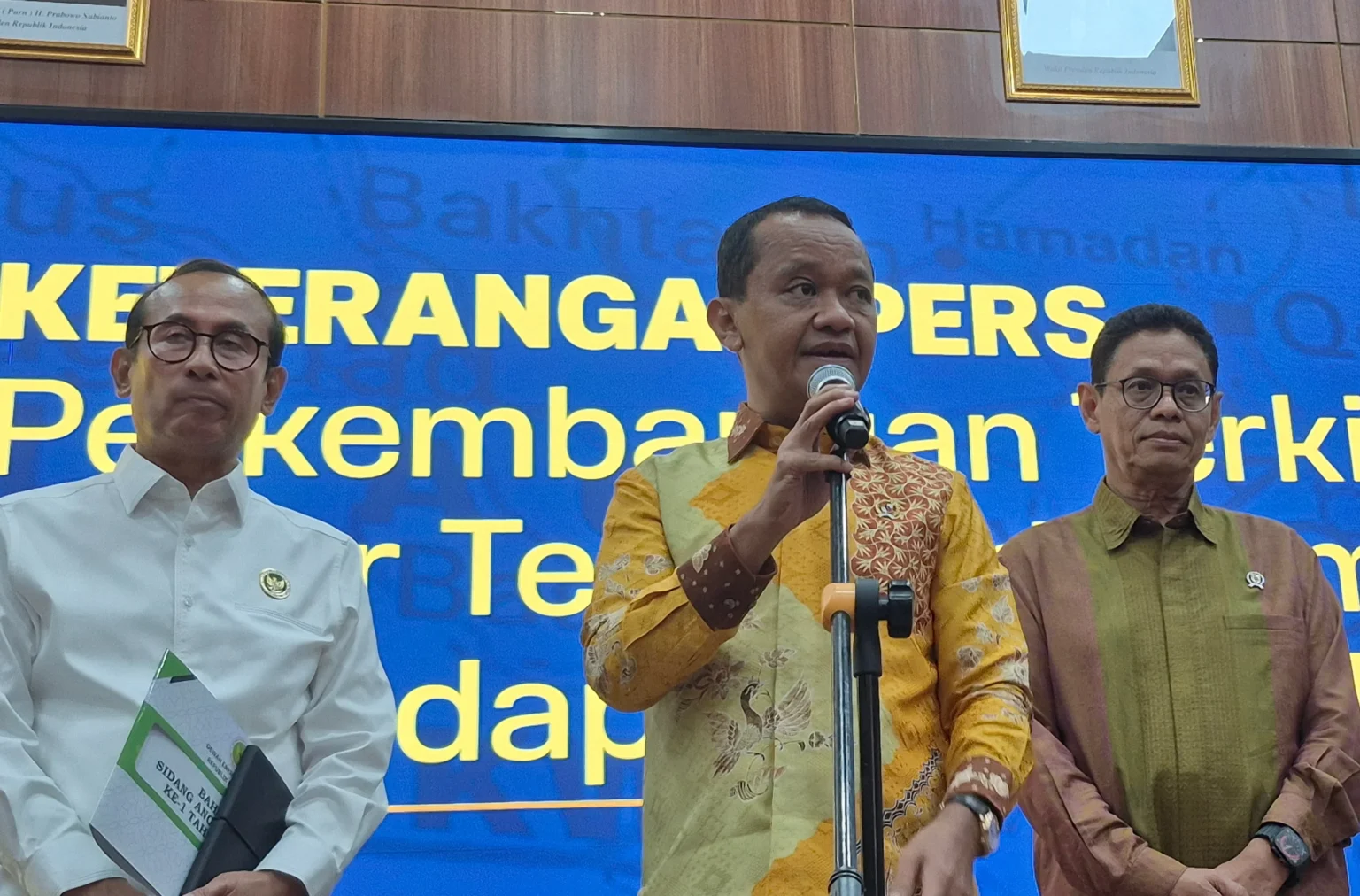 Menteri ESDM, Bahlil Lahadalia di Kantornya. (Sumber: owrite/Iren Natania)