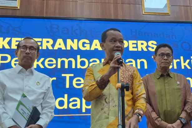 Menteri ESDM, Bahlil Lahadalia di Kantornya. (Sumber: owrite/Iren Natania)