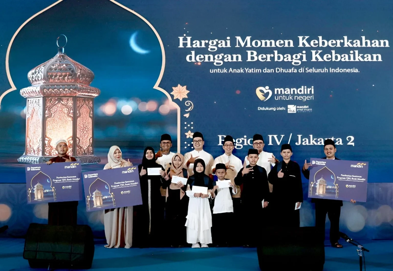 Bank Mandiri berbagi di Ramadan dan siapkan mudik gratis.