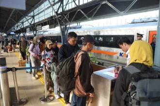 Penumpang kereta api di stasiun pasarsenen. (Sumber: Dok. KAI)