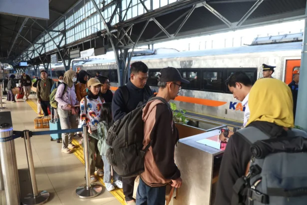 Penumpang kereta api di stasiun pasarsenen. (Sumber: Dok. KAI)