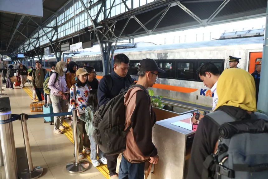 Penumpang kereta api di stasiun pasarsenen. (Sumber: Dok. KAI)