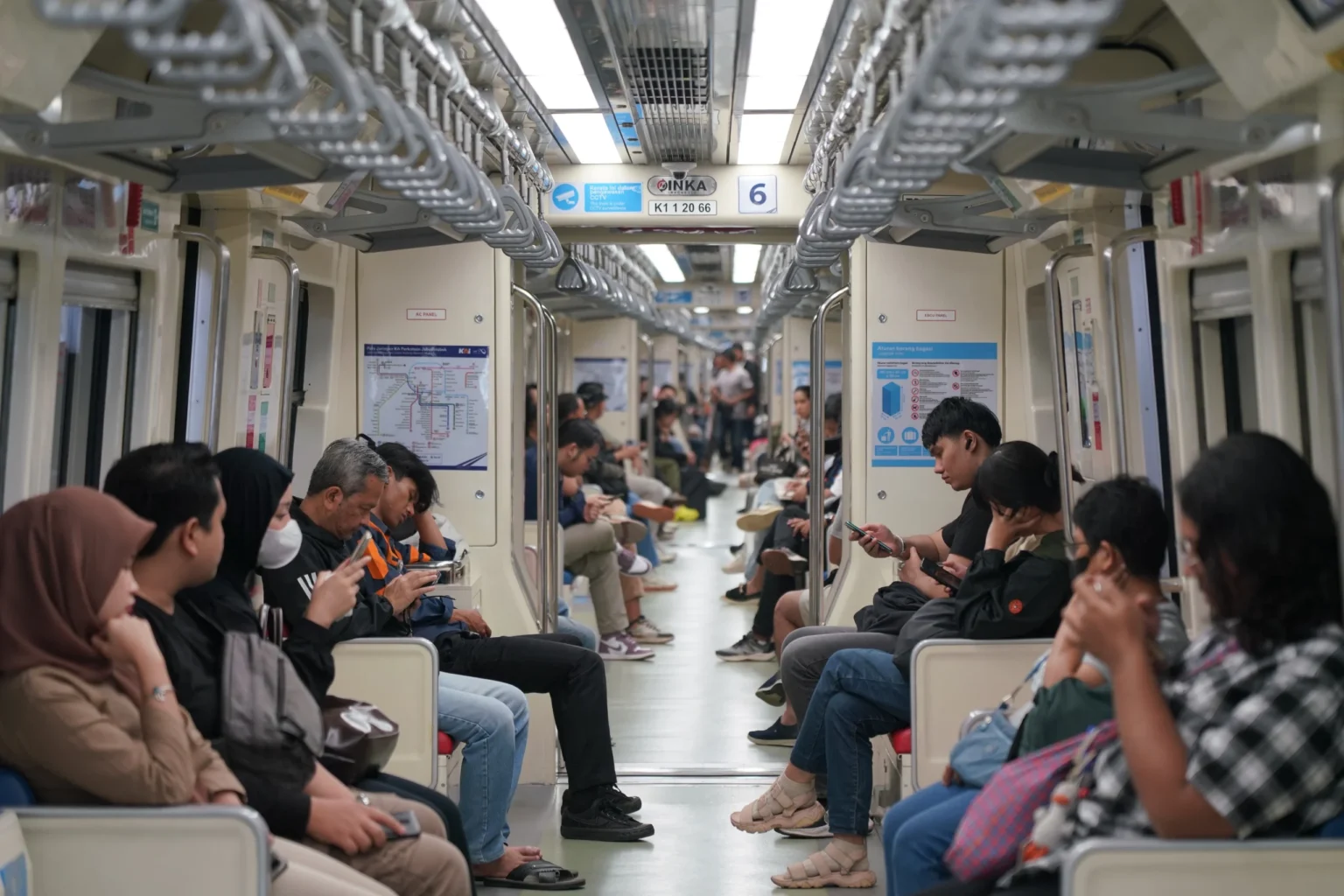 Suasana di dalam kereta LRT Jabodebek. (Sumber: Dok. LRT Jabodebek)