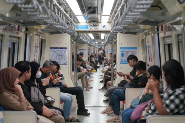 Suasana di dalam kereta LRT Jabodebek. (Sumber: Dok. LRT Jabodebek)