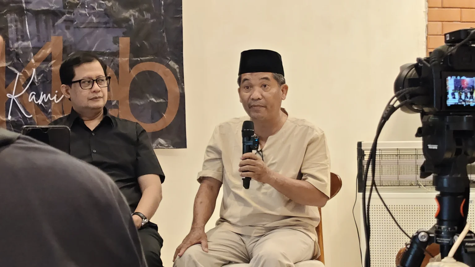 Pengamat Politik sekaligus Direktur Eksekutif Lingkar Madani, Ray Rangkuti, saat menjadi narasumber dalam diskusi di Menteng Kleb, Kamis, 19 Maret 2026. (Foto; owrite/Syifa)