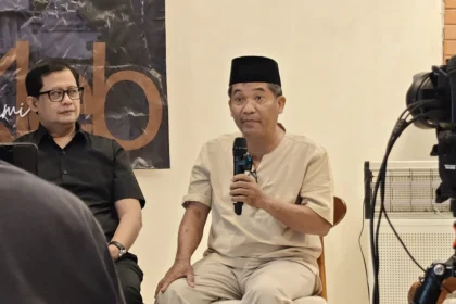 Pengamat Politik sekaligus Direktur Eksekutif Lingkar Madani, Ray Rangkuti, saat menjadi narasumber dalam diskusi di Menteng Kleb, Kamis, 19 Maret 2026. (Foto; owrite/Syifa)