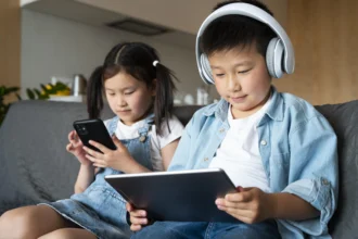 Ilustrasi anak saat menggunakan gadget