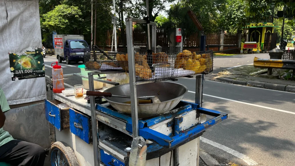 Penjual gorengan di kawasan Jagakarsa. (Sumber: owrite/Anisa Aulia)