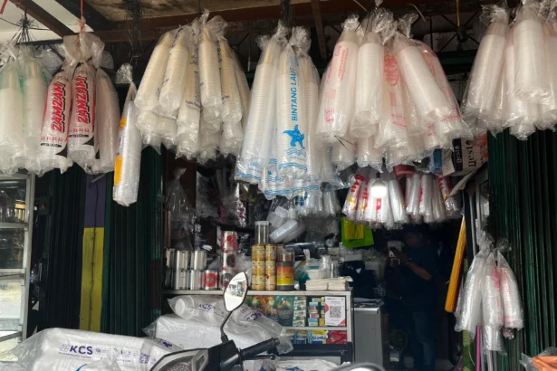 Pedagang plastik di kawasan Jagakarsa, Jakarta Selatan.