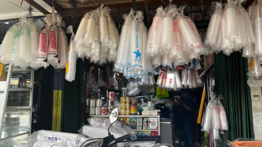 Pedagang plastik di kawasan Jagakarsa, Jakarta Selatan.