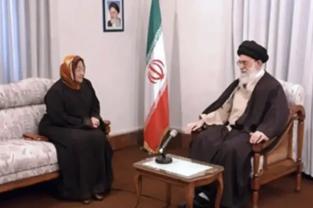 Momen Megawati saat bertemu Ayatollah Ali Khamenei di Teheran, Iran pada 14 Desember 2016 lalu. (Sumber: Instagram @anwarsaragih_)