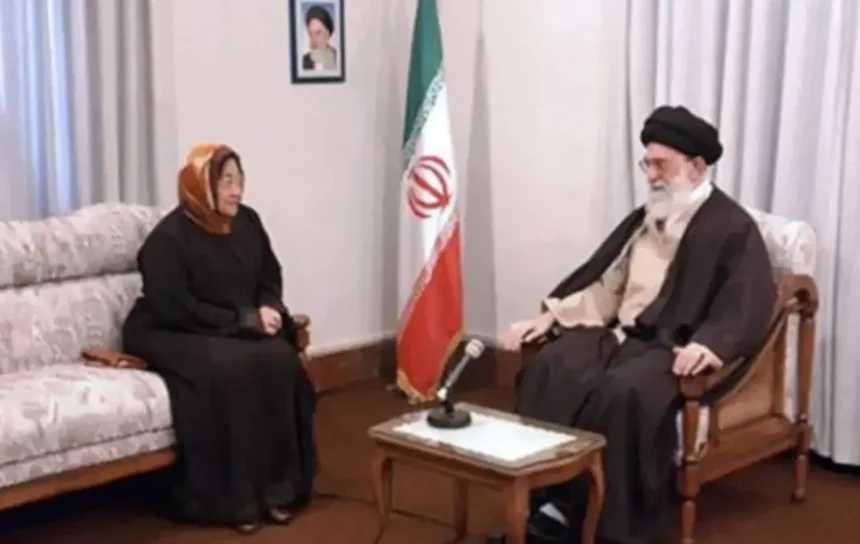 Momen Megawati saat bertemu Ayatollah Ali Khamenei di Teheran, Iran pada 14 Desember 2016 lalu. (Sumber: Instagram @anwarsaragih_)