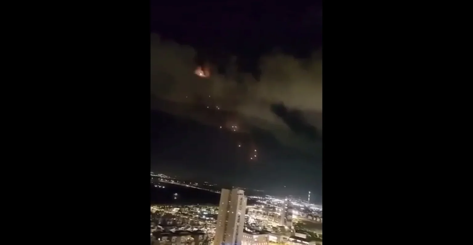 Laporan daring mengklaim sejumlah roket menargetkan area Palm Jumeirah di Dubai, Uni Emirat Arab.