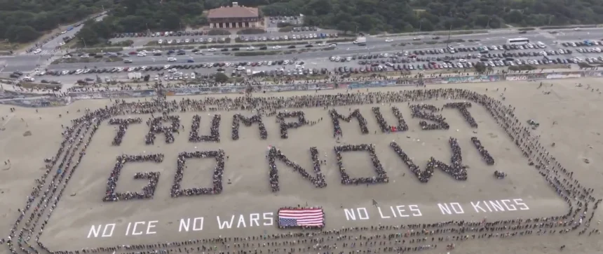 Gelombang aksi demonstrasi "No King" yang dilakukan puluhan ribu warga Amerika Serikat mengecam kebijakan Donald Trump