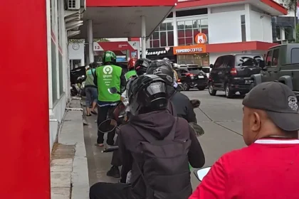 Kondisi SPBU Jalan Tendean padat Selasa siang jelang pengumuman harga BBM terbaru.