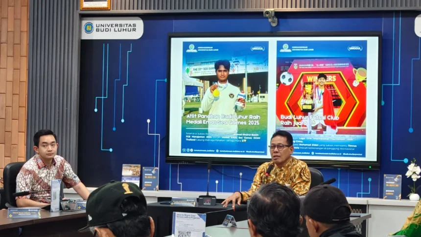 Rektor Agus Setyo Budi saat memaparkan program beasiswa atlet