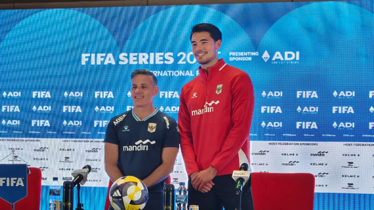 Pelatih John Herdman bersama bek Elkan Baggott