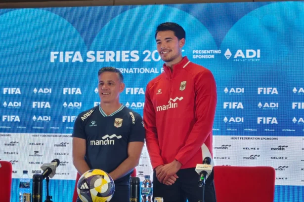 Pelatih John Herdman bersama bek Elkan Baggott