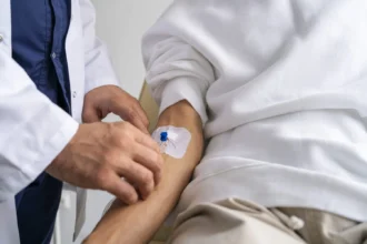 Ilustrasi pasien saat di infus