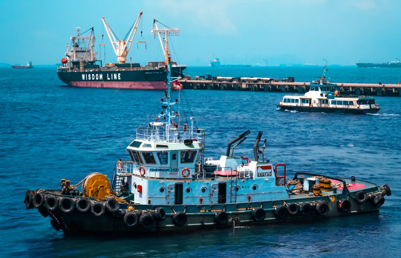 Ilustrasi kapal Tug Boat. (Sumber: Unsplash/Aaron Kiru)
