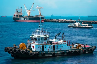 Ilustrasi kapal Tug Boat. (Sumber: Unsplash/Aaron Kiru)