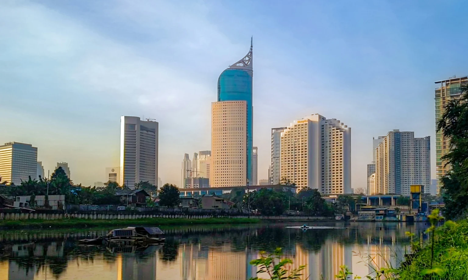 Gedung Pencakar Langit di Jakarta. (Sumber: Unsplash/Ache Dipro)