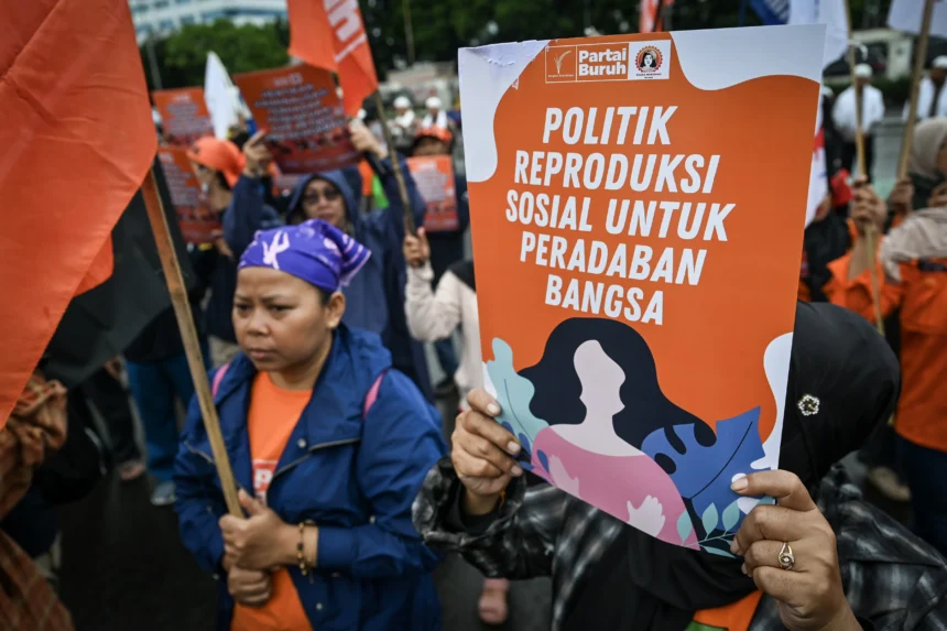 ilustrasi Pengunjuk rasa dari sayap perempuan Partai Buruh membawa poster saat aksi Hari Perempuan Internasional atau International Womens Day (lWD) 2026