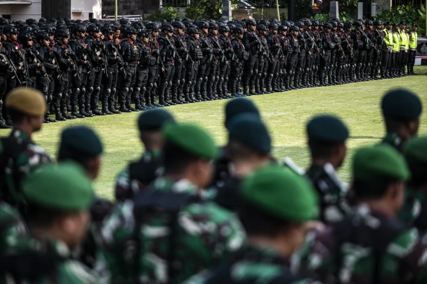 Personel gabungan mengikuti apel gelar pasukan Operasi Kepolisian Terpusat Ketupat Candi 2026 di Mapolda Jawa Tengah, Semarang, Jawa Tengah