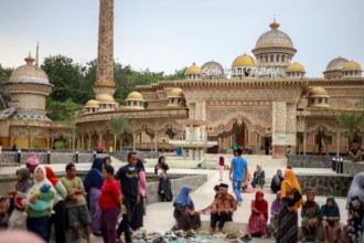 Sejumlah pengunjung menikmati suasana Masjid Samin Baitul Muttaqin di Bojonegoro, Jawa Timur