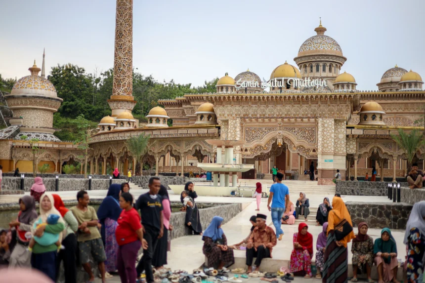 Sejumlah pengunjung menikmati suasana Masjid Samin Baitul Muttaqin di Bojonegoro, Jawa Timur