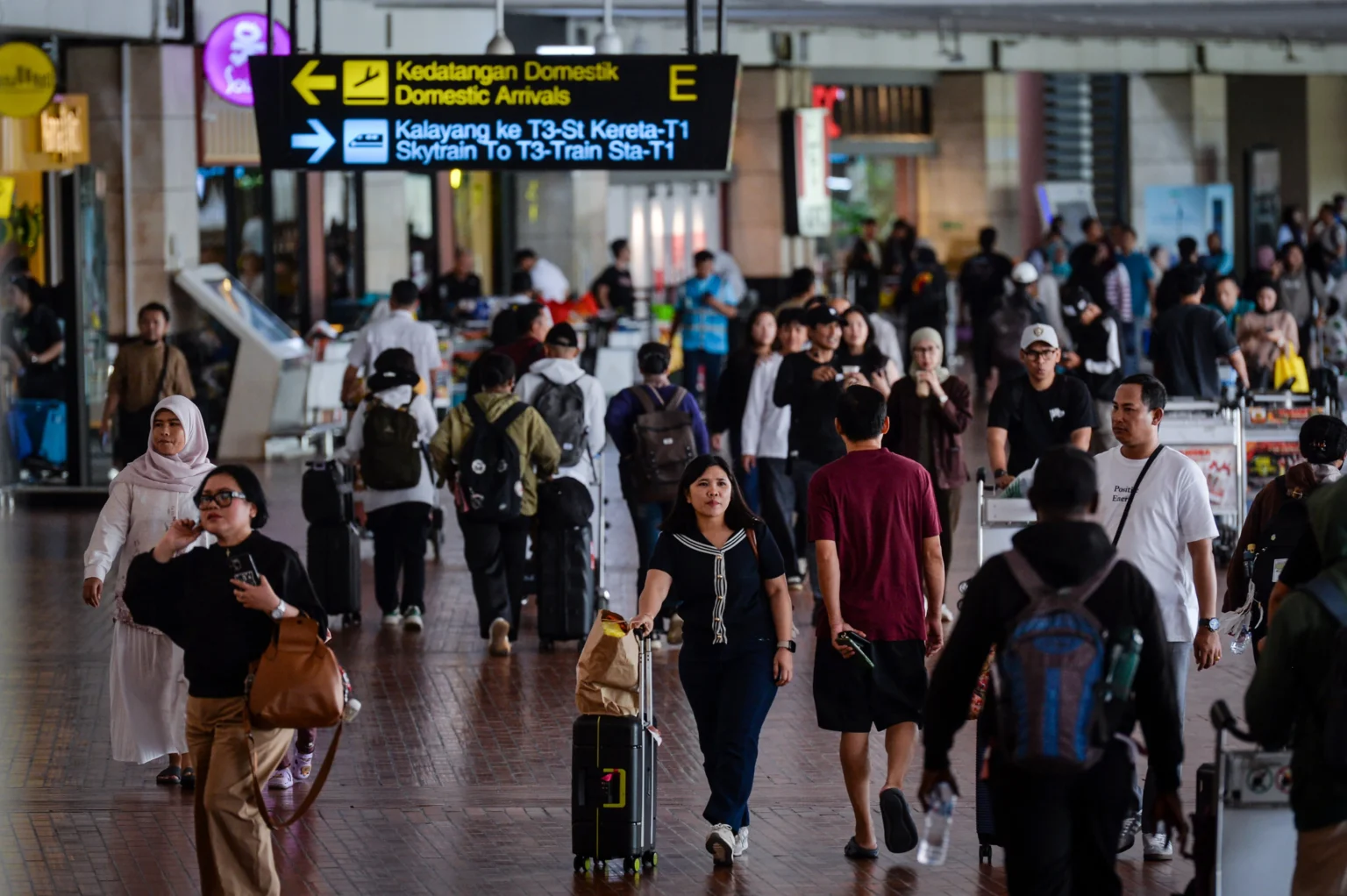 Penumpang pesawat berjalan keluar dari terminal kedatangan di Terminal 2 Bandara Soekarno-Hatta, Tangerang, Banten, Selasa (24/3/2026). PT. Angkasa Pura Indonesia (InJourney Airports) mencatat pergerakan arus balik Lebaran 2026 pada Selasa (24/3) mencapai 190.429 orang yaitu 90.749 penumpang keberangkatan dan 99.680 penumpang kedatangan dengan total pergerakan pesawat 1.184 penerbangan dan puncaknya diprediksi pada Sabtu (28/3) dengan estimasi penumpang mencapai 198.387 orang serta 1.221 penerbangan.