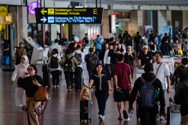 Penumpang pesawat berjalan keluar dari terminal kedatangan di Terminal 2 Bandara Soekarno-Hatta, Tangerang, Banten, Selasa (24/3/2026). PT. Angkasa Pura Indonesia (InJourney Airports) mencatat pergerakan arus balik Lebaran 2026 pada Selasa (24/3) mencapai 190.429 orang yaitu 90.749 penumpang keberangkatan dan 99.680 penumpang kedatangan dengan total pergerakan pesawat 1.184 penerbangan dan puncaknya diprediksi pada Sabtu (28/3) dengan estimasi penumpang mencapai 198.387 orang serta 1.221 penerbangan.