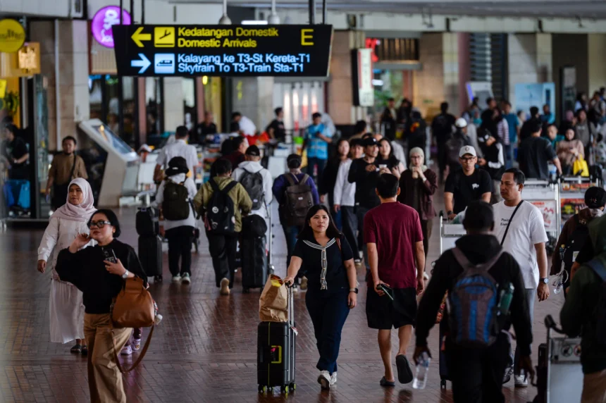 Penumpang pesawat berjalan keluar dari terminal kedatangan di Terminal 2 Bandara Soekarno-Hatta, Tangerang, Banten, Selasa (24/3/2026). PT. Angkasa Pura Indonesia (InJourney Airports) mencatat pergerakan arus balik Lebaran 2026 pada Selasa (24/3) mencapai 190.429 orang yaitu 90.749 penumpang keberangkatan dan 99.680 penumpang kedatangan dengan total pergerakan pesawat 1.184 penerbangan dan puncaknya diprediksi pada Sabtu (28/3) dengan estimasi penumpang mencapai 198.387 orang serta 1.221 penerbangan.