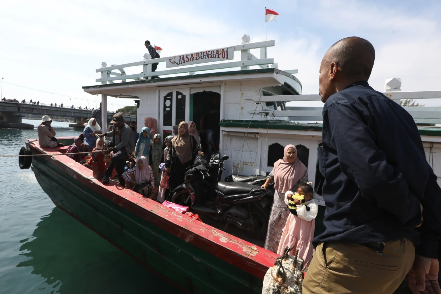 Kapal kayu membawa penumpang yang didominasi pemudik dari Pulo (pulau) Aceh tiba di pelabuhan Ulele, Ulee Lheu, Banda Aceh, Aceh