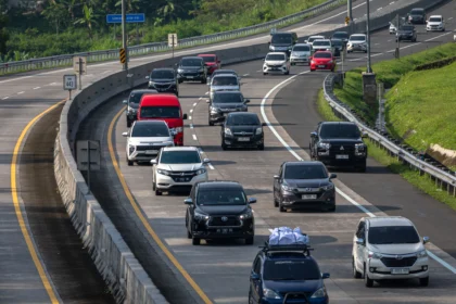 Kendaraan roda empat melaju di Tol Trans Jawa, Semarang-Solo KM 443 B, Bawen, Kabupaten Semarang, Jawa Tengah