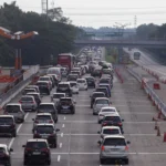 Pengendara melintasi jalan Tol Cipali Palimanan, Cirebon, Jawa Barat, Senin (23/3/2026).